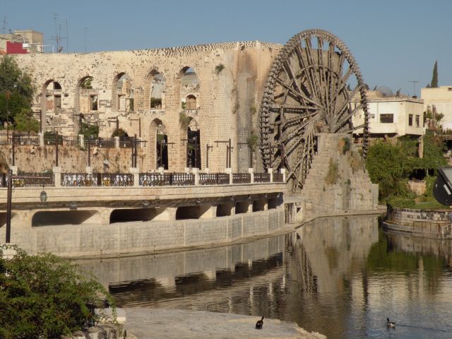 One of Hamas waterwheel on the Orontes river Syria copyright Nancy Goldring banque dimages ICOMOS
