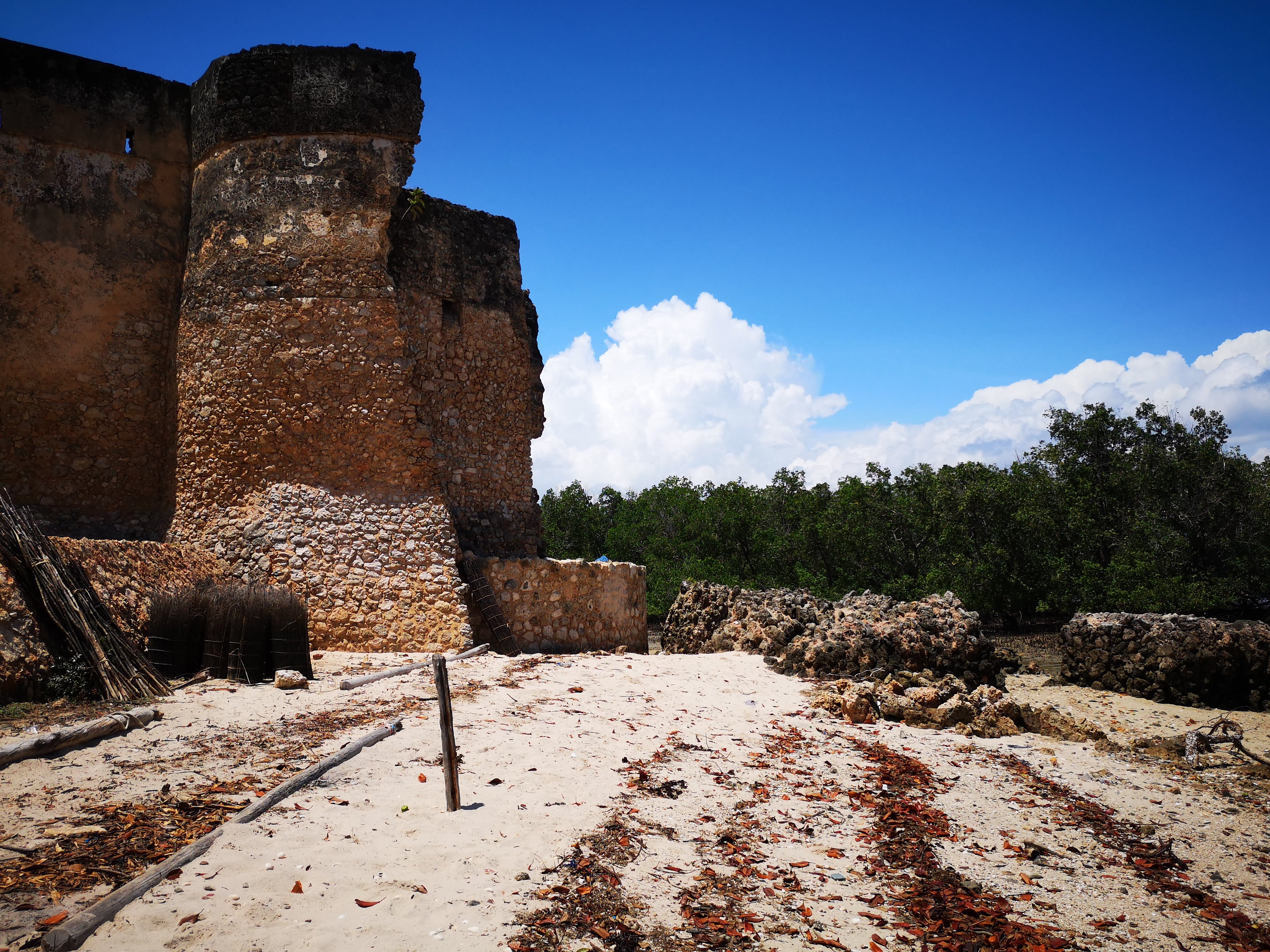 The images shows the ruins of Kilwa Kisiwani